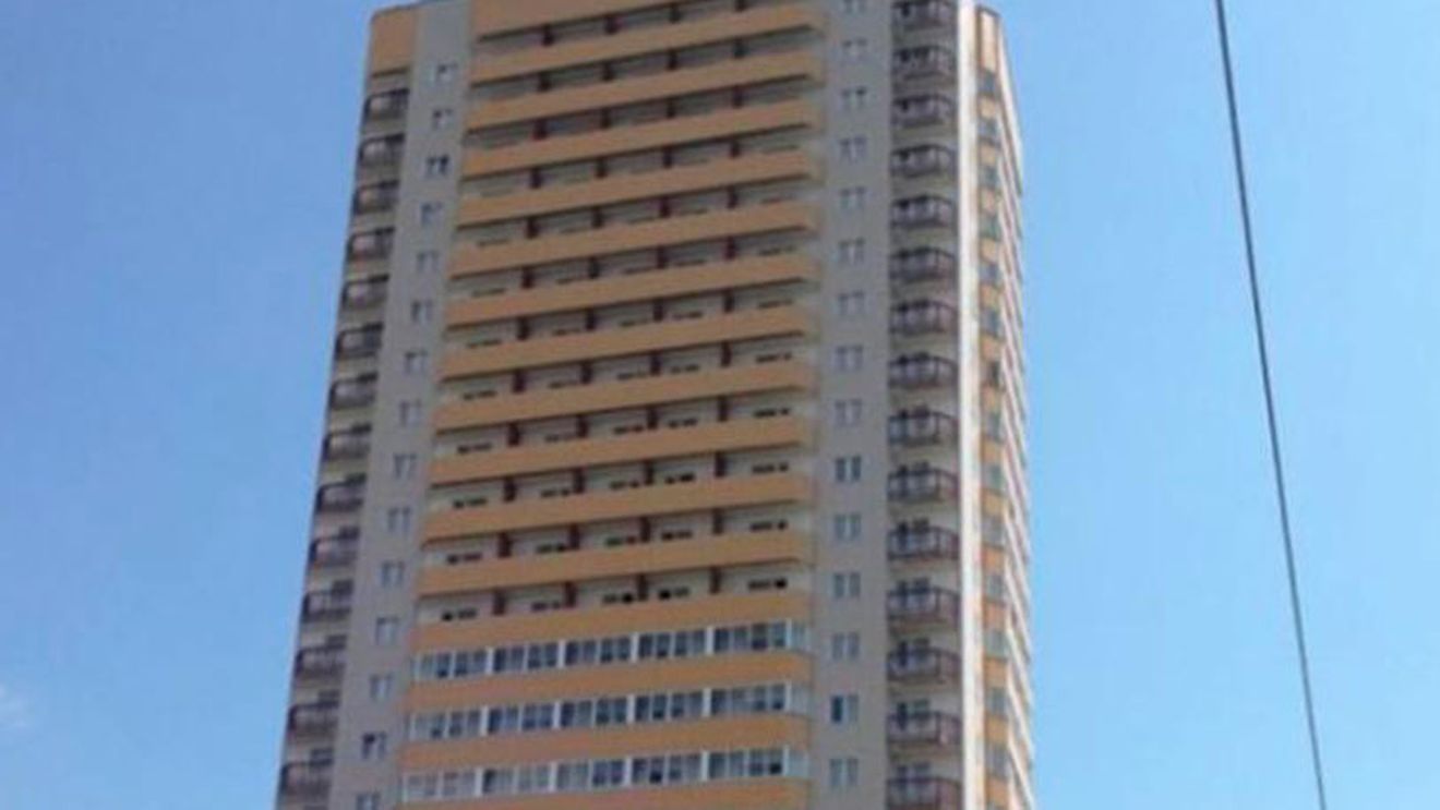 FOTO INCREDIBIL | Un adolescent a căzut de la etajul 23, dar acoperișul unui Logan l-a salvat miraculos. Cum arată acum mașina