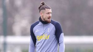 Discuția secretă pe care Ange Postecoglou a purtat-o cu Radu Drăgușin. S-a aflat abia acum, de la managerul lui Tottenham, de ce era românul atât de liniștit deși nu juca: „Eu i-am zis înainte de a semna acest lucru!”