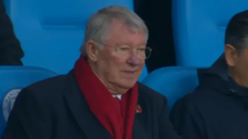 Ce onoare! FOTO | Cine e omul de fotbal român alături de care Sir Alex Ferguson a urmărit derby-ul City - United