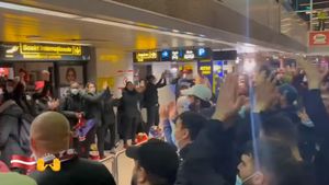 Galeria Rapidului, la înălțime! Show memorabil făcut la aeroport, după ultima victorie a echipei de handbal | VIDEO