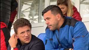 Contra și Gică Popescu au făcut galerie puștilor de la naționala Under 16 în meciul cu Turcia. Mesajul selecționerului și emoțiile "Baciului" pentru fiul său
