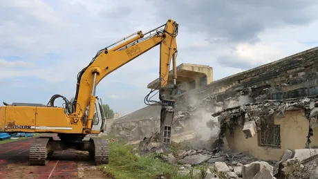 După Târgoviște, și la Alexandria au început lucrările de demolare a actualului stadion.** Anunțul primarului și cum va arăta nouă construcție