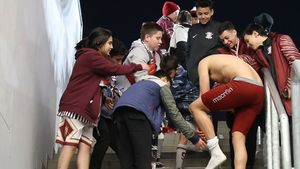 Younes Marzouk, marcatorul unicului gol la inaugurarea Stadionului Rapid, dezbrăcat la piele de copii: „Sportul este despre astfel de emoții!” | VIDEO