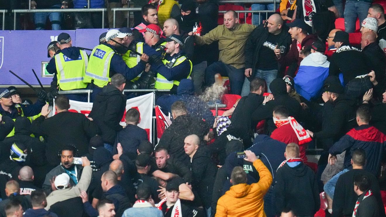 Bătaie generală pe Wembley! Fanii maghiari, scandal cu forțele de ordine la meciul Anglia - Ungaria | VIDEO