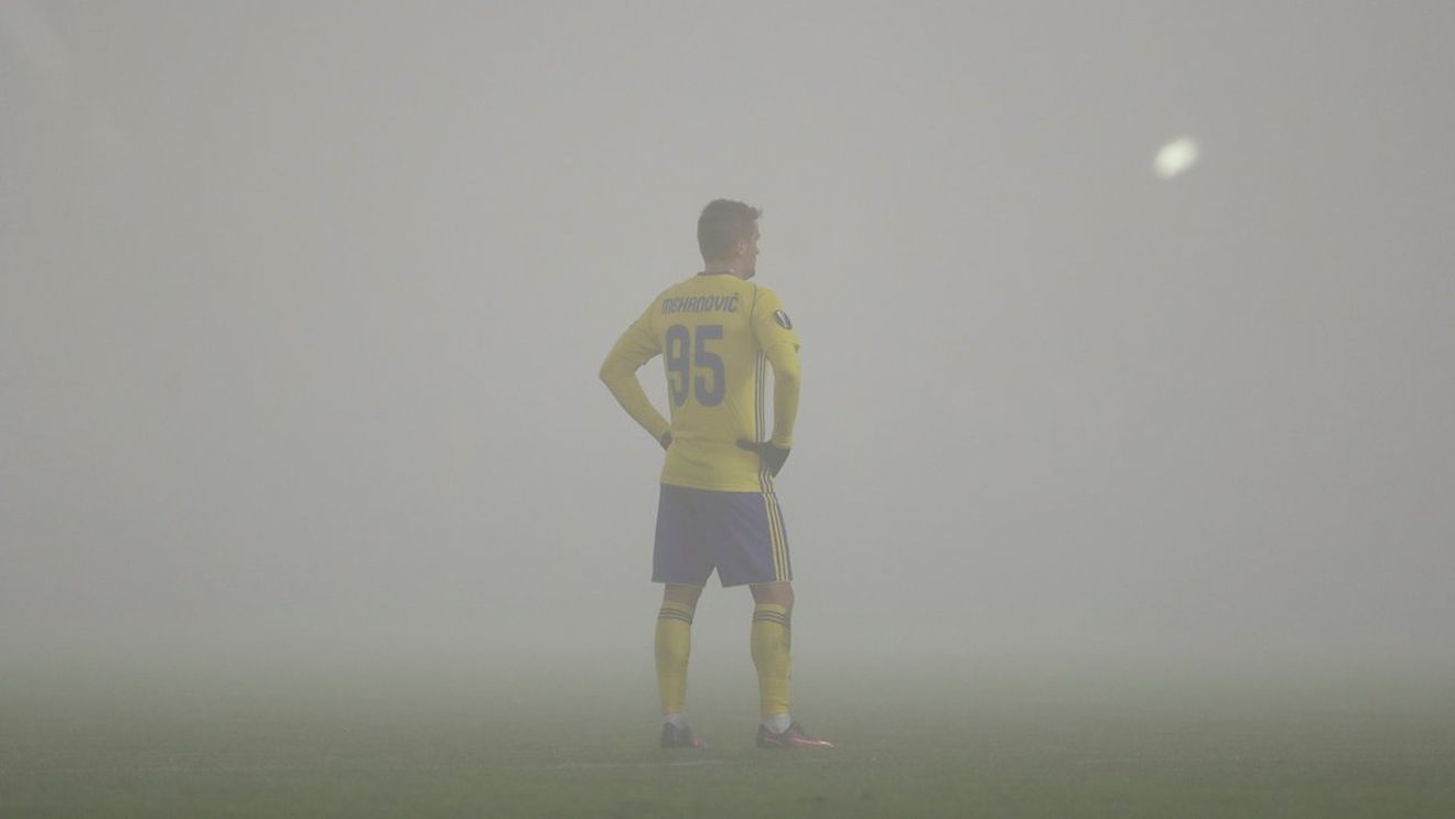 FOTO | "Ceața toamnei, vis de jale." S-a reluat jocul dintre Zlin și Copenhaga. Meciul fusese întrerupt din cauza condițiilor meteo nefavorabile