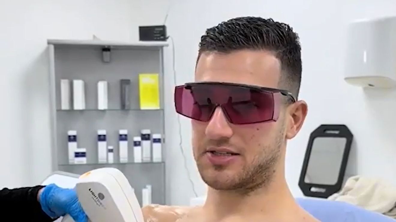 Adversarul FCSB din Europa League, interviu cum nu s-a mai văzut. A vorbit cu reporterul în timp ce i se epila părul de pe piept