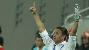 În minutul 37, Reghecampf i-a chemat la margine pe Popa și Georgievski! Ce le-a transmis s-a văzut imediat pe teren