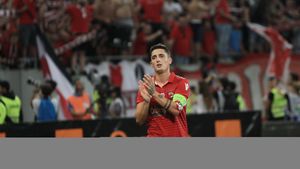 Steliano Filip a comis-o din nou! FOTO | A petrecut în weekend, alături de alți doi fotbaliști, într-un club din Timișoara. N-au lipsit sticlele de alcool