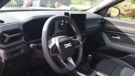 Presa din Ungaria a reacționat după ce a văzut în România că vânzările Dacia s-au prăbușit: „Ce se întâmplă în țara vecină e teribil”