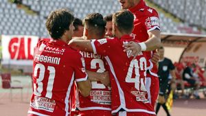 Program infernal pentru Dinamo! „Câinii” joacă 7 meciuri în 17 zile. „Jucătorii intră în cantonament și nu vor mai ieși!”
