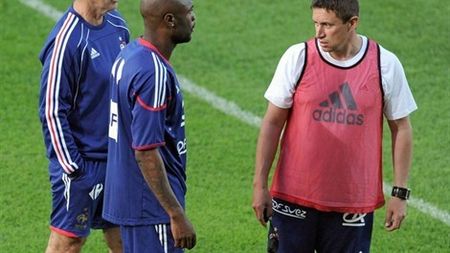 "Cocoși" turbați! Evra a fost la un pas să îl bată pe preparatorul fizic! Domenech a anulat antrenamentul Franței