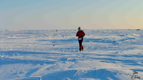 IMAGINEA ZILEI | Simona Dumitrescu a devenit prima femeie din România care a participat la Maratonul de la Polul Nord. Ea a ocupat locul secund la cel mai nordic maraton din lume, recunoscut de Guinness World Record