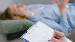 Psihologii spun că oamenii care au succes nu fac niciodată aceste 7 lucruri după ce termină munca