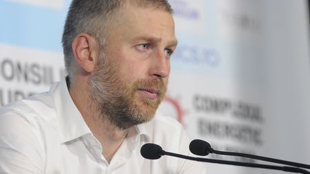 Au ieșit "scântei" în conferința de presă susținută de Edi Iordănescu! Antrenorul a răbufnit: "Nu se face cu forța și cu pumnul în gură!"