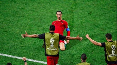 Asta e Cupa Mondială, ăsta e Ronaldo! Portugalia - Spania își respectă statutul de blockbuster și se termină 3-3, cu un hat-trick și un gol fabulos al lui CR7. Cronica meciului pentru care a meritat să aștepți patru ani