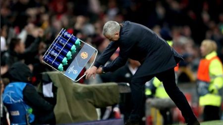 VIDEO | Imaginea serii în Liga Campionilor! Mourinho a înnebunit după ce Manchester United a câștigat în prelungiri. Bucuria ciudată prin care i-a speriat pe cei din jur