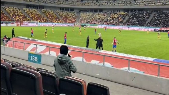Imaginile serii în FCSB – Petrolul. Un copil i-a dat cartonașul roșu arbitrului Szabolcs Kovacs. VIDEO