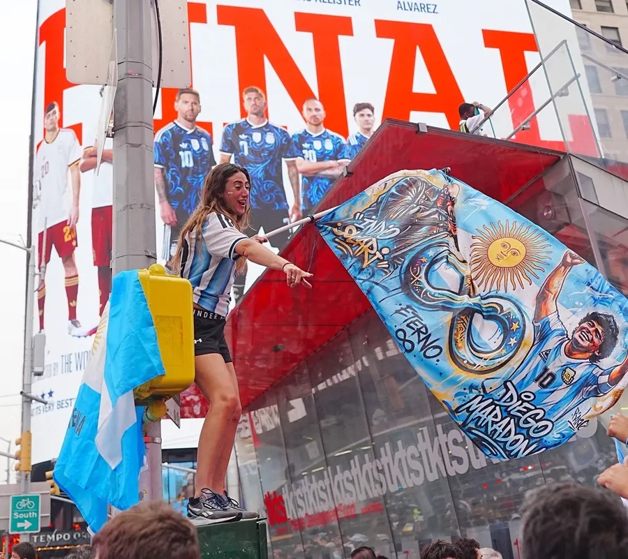 imagini-irepetabile-sud-americanii-au-ocupat-time-square-din-new-york-inainte-de-spania-argentina-finala-cupei-mondiale