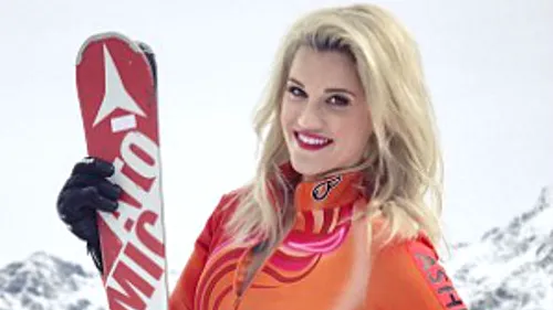 Prezentă la o cursă de cai, Ashley Roberts a pățit-o rău: vântul i-a ridicat rochia