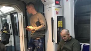 IMAGINEA ZILEI | Modestia întruchipată. Unul dintre cei mai buni portari din lume călătorește cu metroul