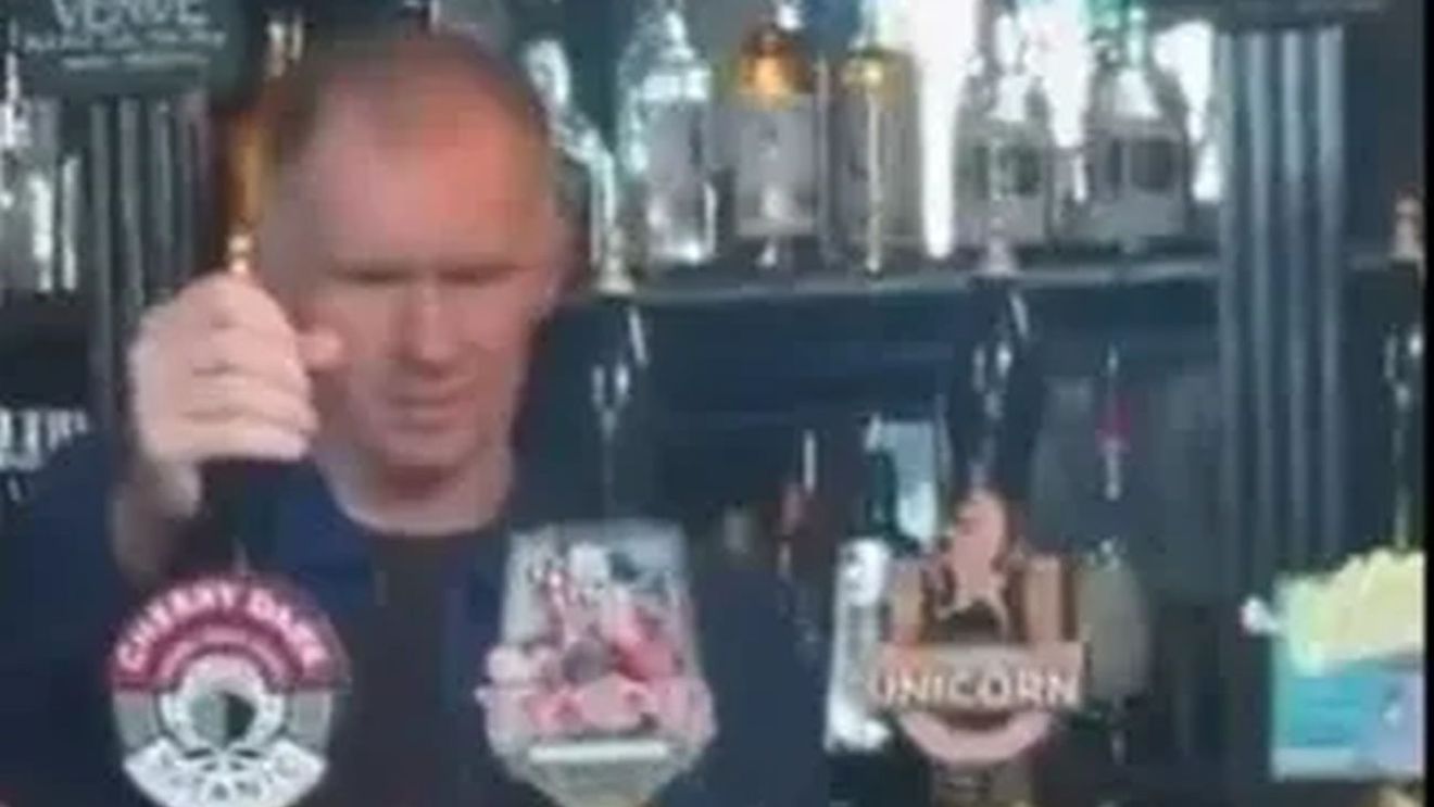 Fostul mare fotbalist a fost filmat în timp ce turna bere în halbe într-un local