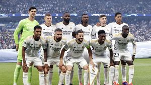 S-a lăsat din fotbal şi a început afacerile. A devenit acționar la agenția care l-a reprezentat în carieră