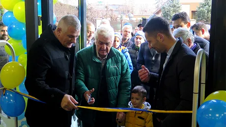 Petrolul și-a deschis magazin oficial la stadion.** Mircea Dridea și un micuț suporter al 