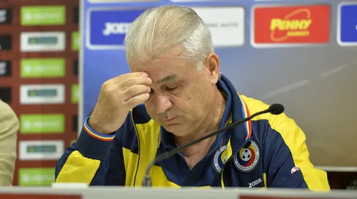 FOTO | Iordănescu s-a „luptat” cu o sticlă toată conferința de presă :). „Îi cunoaștem. Nu vom juca defensiv”. Ultimele cuvinte ale Generalului înainte de meciul cu Franța