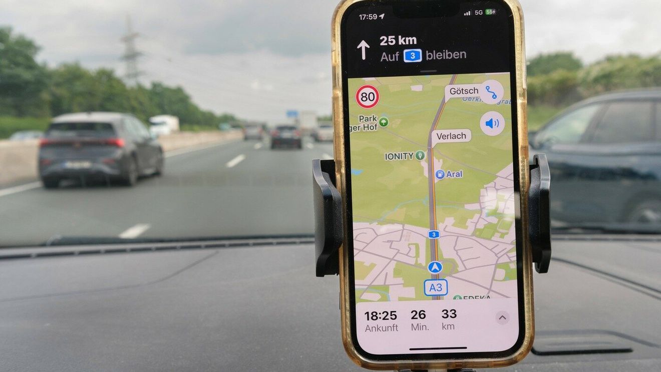 A apărut o nouă aplicație GPS, care a intrat instant în topul descărcărilor! E noul rival pentru Waze și Google Maps