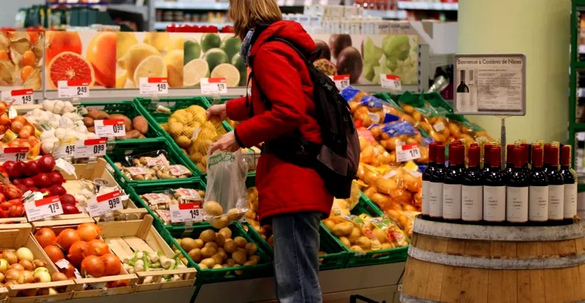 Un supermarket din România a introdus taxă pentru pungile de la raionul fructe-legume