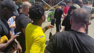 Apariția şocantă de la Bucur Obor a "fotbalistului fantomă" care e prieten cu Cristiano Ronaldo sau Mbappe! Nimeni nu a înțeles ce caută starul internetului la Bucureşti