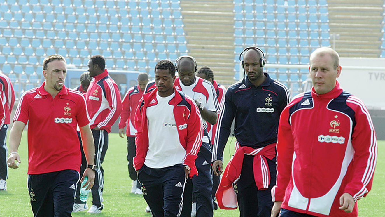 „Cocoșii" n-au dat doi bani pe gazon!