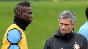 Balotelli, după ce a pus umărul la victoria Milanului cu Cagliari: "Vreau să lucrez iar cu Mourinho! Nu te plictisești cu el"