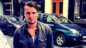 Olăroiu junior a spart banii lu' tata de pe carduri pe o „bestie” de 600.000 de euro! Imaginile aroganței supreme cu fiul antrenorului, care a făcut avere cu petrodolarii șeicilor, într-o mașină spectaculoasă, pe străzile Bucureștiului