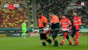S-a rupt în minutul 35 al meciului FCSB - Rapid București! Lovitură teribilă: a fost scos pe targă