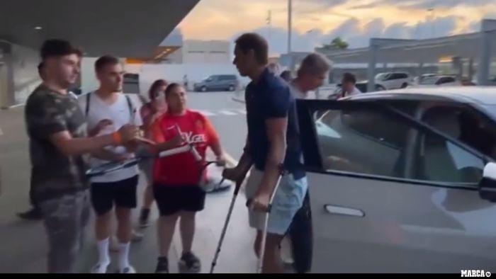 Imagini dure cu Rafa Nadal, la doar două zile după ce a câștigat Roland Garros: merge în cârje și nu poate pune piciorul drept în pământ! VIDEO