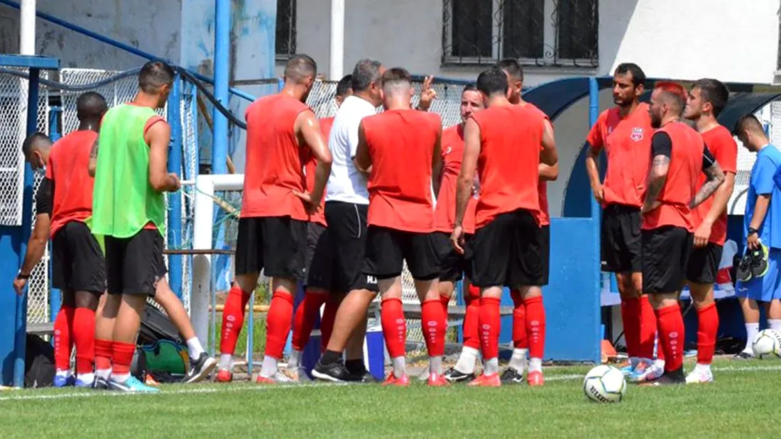CSM Reșița va juca două amicale în această săptămână, cu ”U” Cluj și CS Hunedoara. Cristian Bobar: ”Sper ca băieții să iasă din starea de oboseală de după cantonament și să progreseze”. Care e stadiul lucrărilor la arena ”Mircea Chivu”