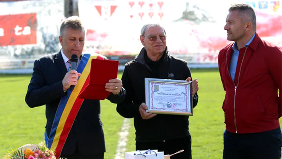 Emeric Ienei, desemnat cetățean de onoare al Șiriei înainte meciului UTA - Luceafărul Oradea:** 
