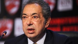 Nicolae Badea s-a dezlănțuit la adresa lui Ionuț Lupescu, pe care îl acuză că o susține pe Dinamo doar printr-o „retorică ieftină, populistă”: „«Kaiserul» a fost mereu foarte atent la oportunitățile financiare apărute în carieră! Ce-a prestat pentru Dinamo în ultimii ani?”