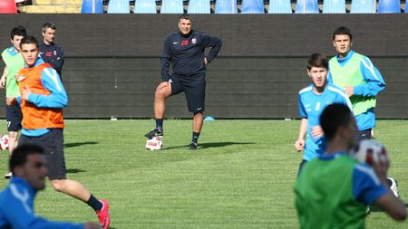 Cosmin Olăroiu, despre conflictul "fani-Becali":** "Trebuie să se rezolve! Steaua nu se poate muta din Ghencea!"
