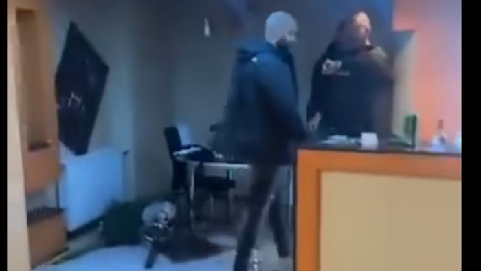 Câțiva olandezi veniți la București au distrus apartamentul închiriat de la un român de rând. I-au spart totul în casă și s-au filmat