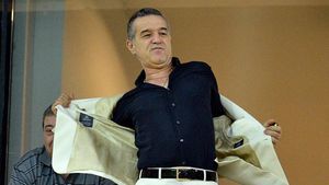 Se răzbună pe Piți și își bate joc de banii lui Becali!** Doi dintre cei mai valoroși jucători nu mai au loc la Steaua! La unul deja a renunțat, celuilalt i se pregătește plecarea