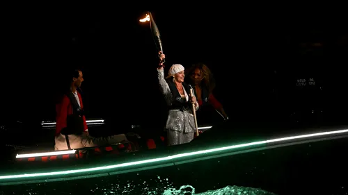 Momentul fabulos cu Nadia Comăneci la ceremonia de deschidere a Jocurilor Olimpice de la Paris! Românca a primit onoarea de a duce torța alături de Nadal și Serena Williams