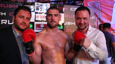 Pumni și picioare în Teatrul de Vară. Cine se bate în gala Superkombat de la Constanța