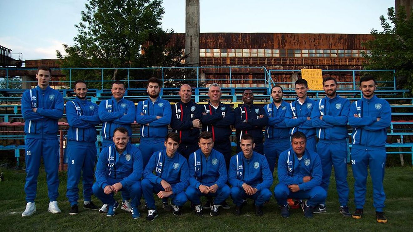 Asta-i țara! Patronul e acuzat că s-a lăcomit la 30 de lei pentru viza medicală și că băga mâna în cheta de 70 de lei pentru suc și covrigei. Echipa lăudată în New York Times s-a rupt pentru sume microscopice. Antrenorul și jucătorii au fugit 