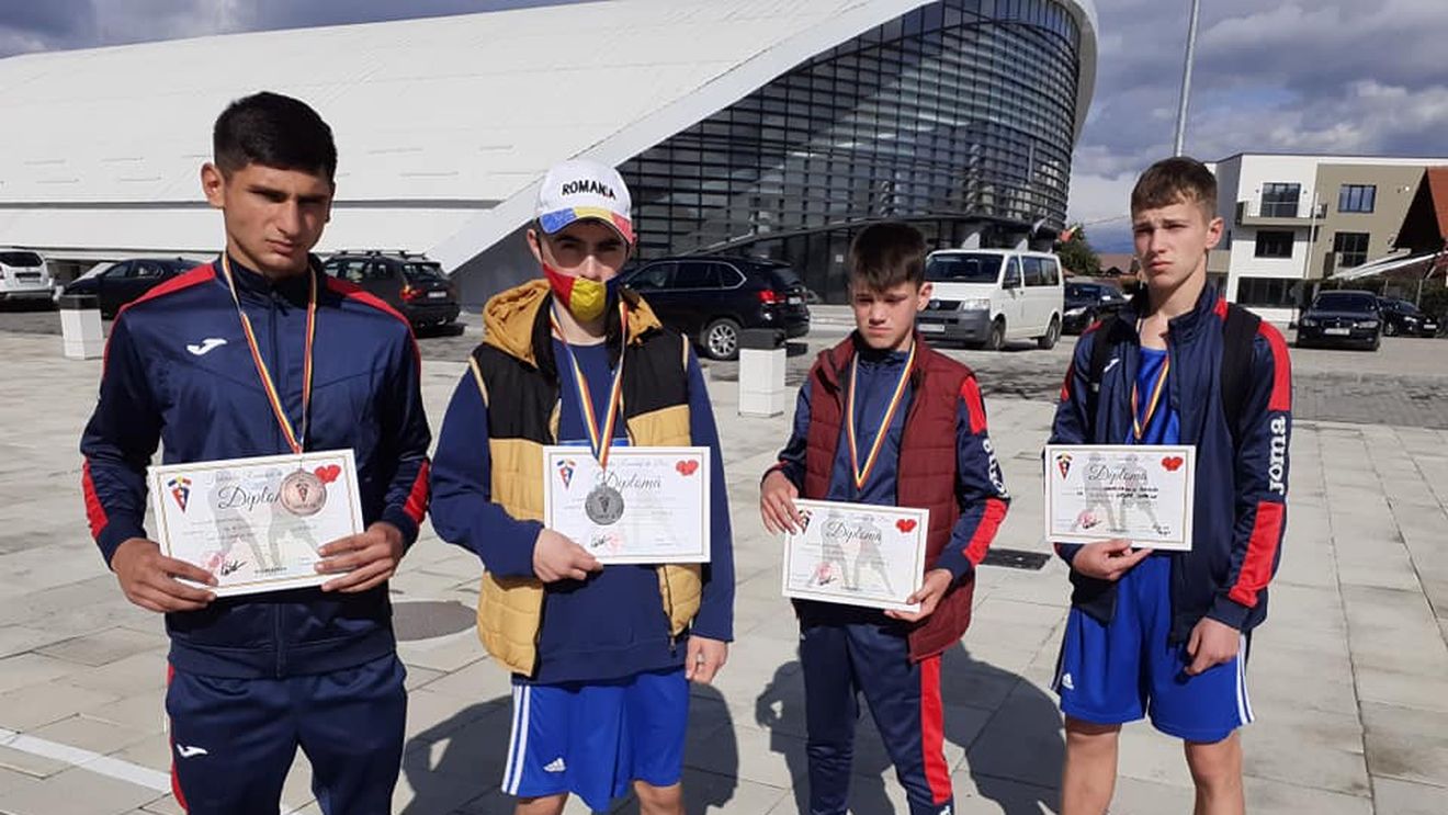 Boxul ieșean are viitor! Record de medalii pentru pugliștii ieșeni la Campionatul Național de juniori de la Tg. Jiu: „Acești copii trebuie susținuți, altfel îi pierdem!”