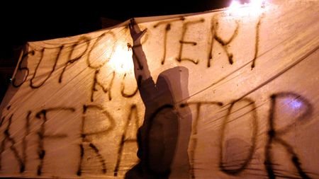 "Revoluția" s-a mutat la Sibiu!** Fani din toată țara protestează împotriva lui Băsescu și a legii 4: "O dorință sinceră, România liberă!"