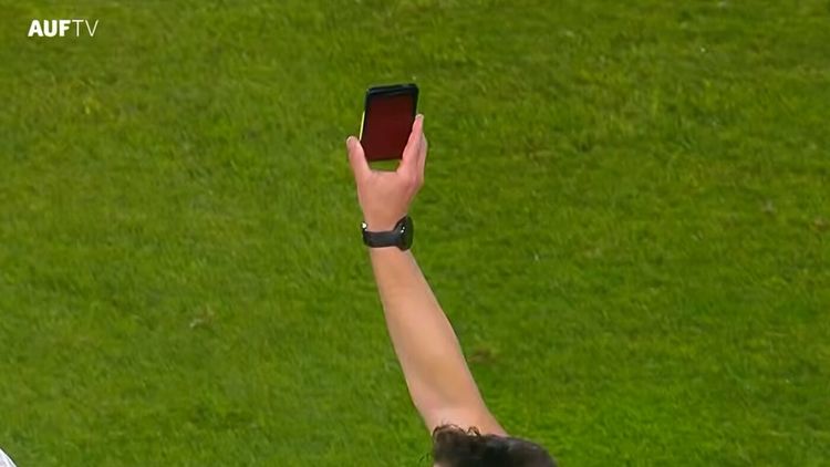 Moment nemaivăzut în fotbal! Arbitrul a arătat cartonașul roșu pe telefon