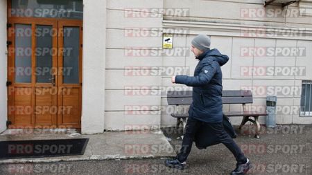 Dosarul lui Victor Pițurcă explodează, după ce antrenorul a fost reținut: cu ce a intrat ginerele fostului selecționer în sediul DNA! „Pachetul” a fost adus cu un Logan alb | FOTO & VIDEO EXCLUSIV