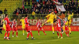 Dinamo, pe un butoi cu pulbere de ani de zile! Topul scandalurilor care au dinamitat atmosfera din „Ștefan cel Mare” și au dus la retrogradarea în Liga 2: „Dați-vă jos tricourile!” / „Finanțează cel mai mare bordel!” | SPECIAL